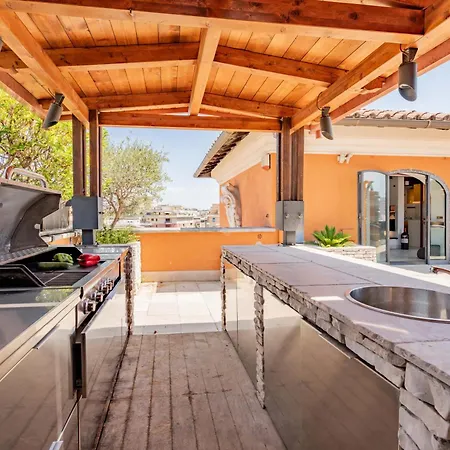 Lägenhet Mrbrown Luxury Terrace With Pool Rom